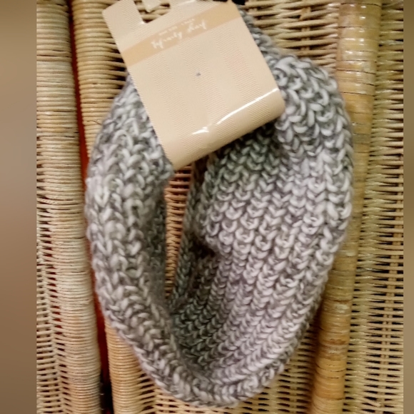 Gertex Women’s Infinity Scarf One Size Gray & White Loose Cable knit NEW - Picture 1 of 5